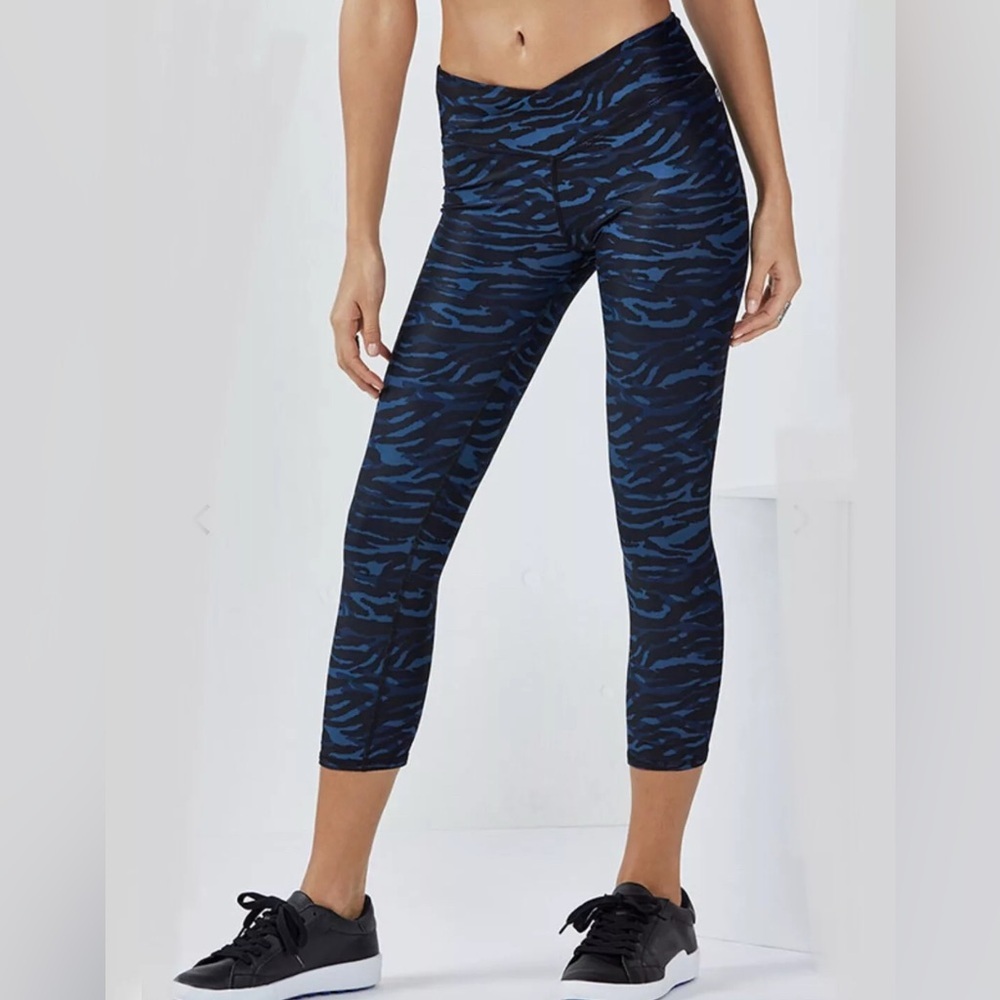 Fabletics Winn Capri Legging SIZE Blue Black Twiligt Tiger Pant Crop Tight fit